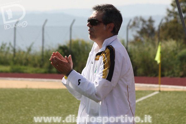 L'allenatore del Quartu 2000 Marco Piras applaude la squadra