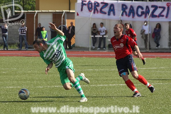 Roberto Puddu sfugge a Gianni Ruiu Roberto Puddu sfugge a Gianni Ruiu