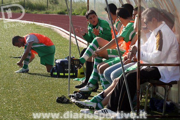 Omar Floris pronto ad entrare, mister Piras controlla i minuti