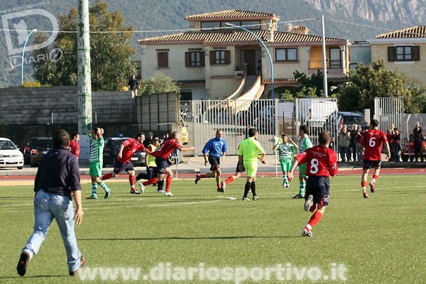 Mariano Fancello esulta dopo il gol dell'1-1