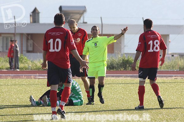 L'arbitro Paolino fischia la punizione