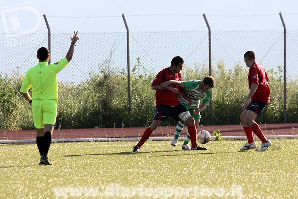 L’arbitro Paolino segnala i tre minuti di recupero