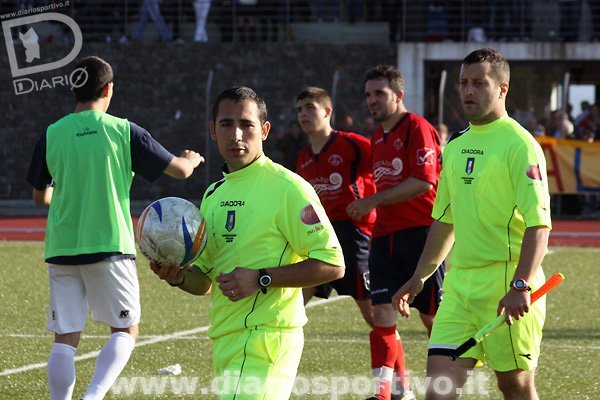 L’arbitro Paolino di Alghero prepara i calci di rigori