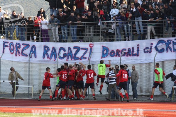 I giocatori della Dorgalese festeggiano col proprio pubblico