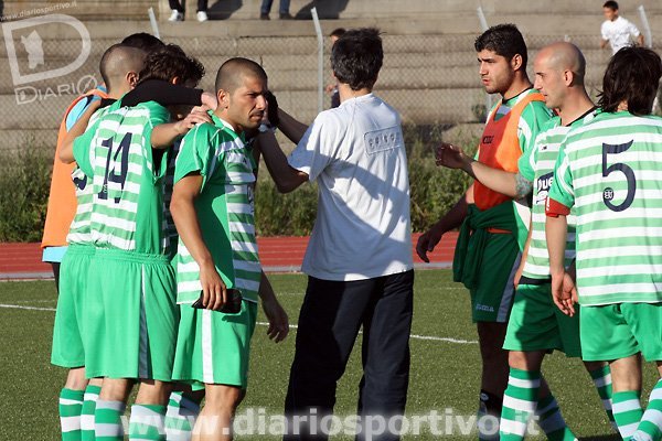 Mister Dessolis si complimenta coi giocatori del Quartu 2000