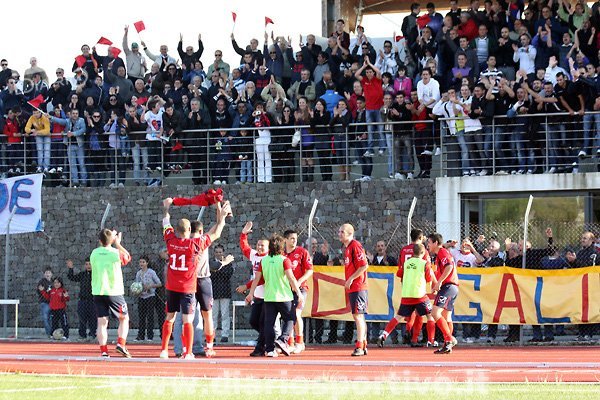 I giocatori della Dorgalese salutano il pubblico