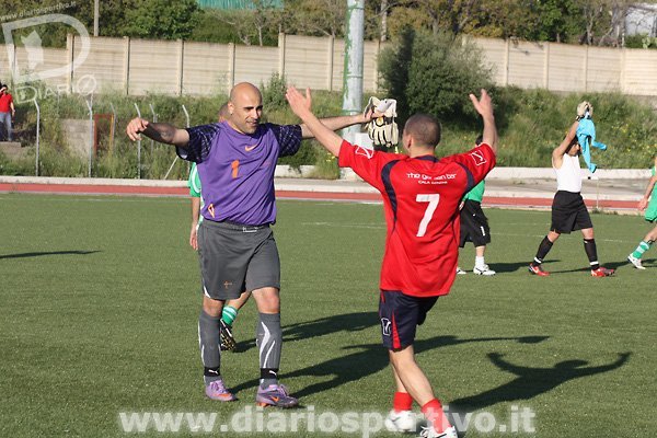 L'abbraccio tra Gabriele Fanni e Fabrizio Lai