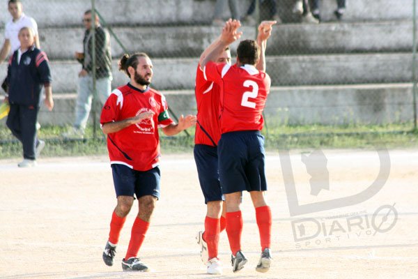 Ferrini QSE- Atletico Selargius 1-1 Albano festeggiato a centrocampo da Serrau e Sassu