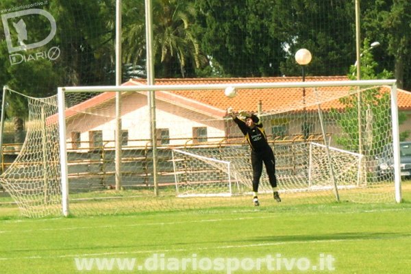 Satta respinge un tiro insidioso