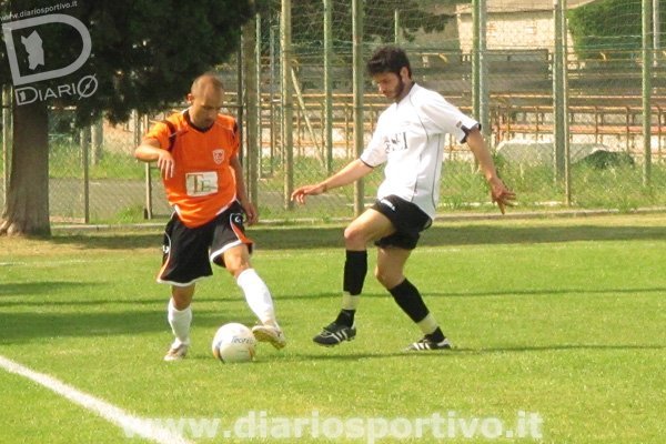 Simone Talloru-lotta sulla linea laterale per il possesso palla