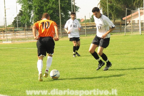 Simone Talloru porta palla