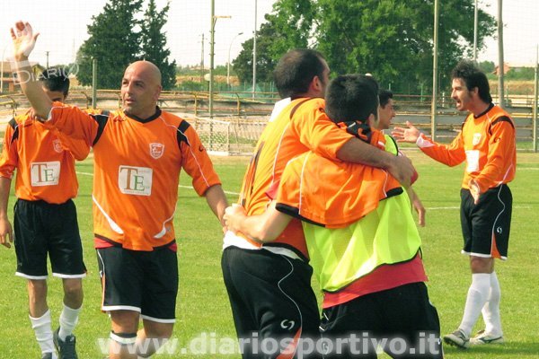 Sanna e i compagni festeggiano il gol di Lasio