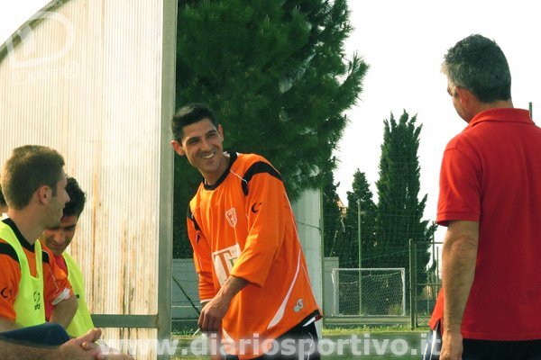 Mauro Lasio scherza con la panchina
