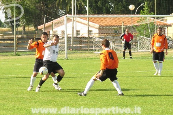 Tocco contrasta un avversario