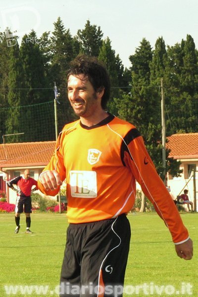 Nicola Piras esulta dopo la rete decisiva