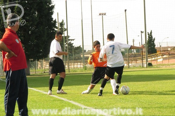 Pinna cerca di superare un avversario