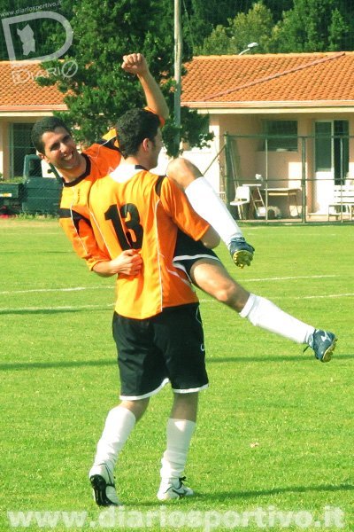 Simone Piras portato in trionfo da un compagno