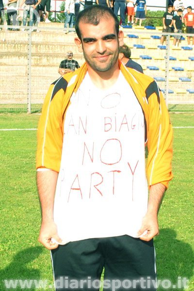 Orgiana mostra la maglia No San Biagio No-Party