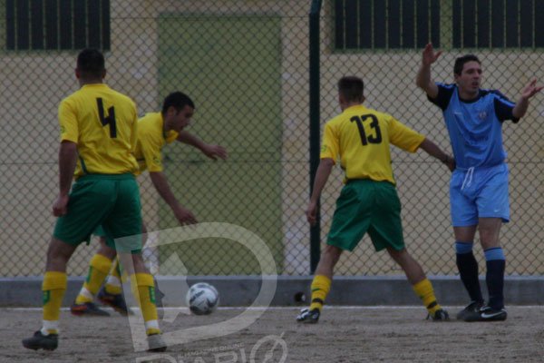 Girasole-Idolo0-3 Pusceddu di spalle osserva Congiu, Lancioni protesta