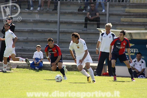 Marco Puddu sfugge a Roberto e Cristian Sias Marco Puddu sfugge a Roberto e Cristian Sias