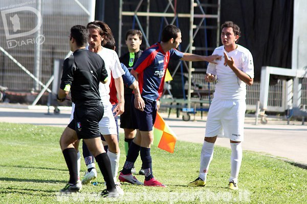 Piras protesta con l’arbitro Renna per l'espelsione di Puddu 