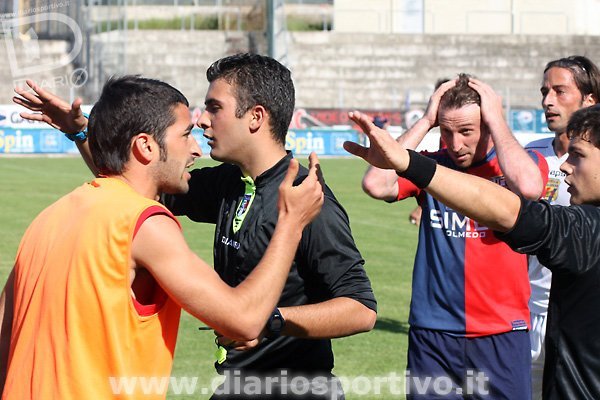 L’arbitro Renna fatica a riportare la calma
