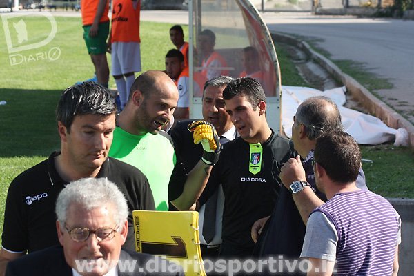 Salvatore Montella protesta con l'arbitro Renna