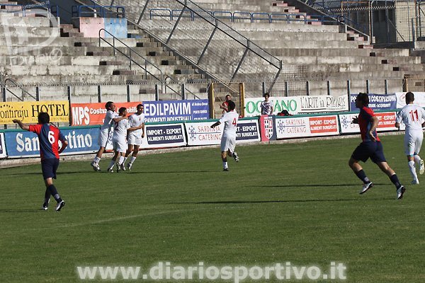 Luca Carboni festeggiato dai compagni dopo il gol dell'1-1