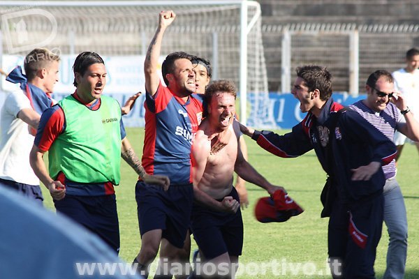 Aliotta festeggia Marras dopo il gol del 2-1