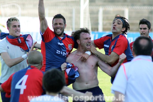 Aliotta e Puggioni festeggiano Marras dopo il gol del 2-1