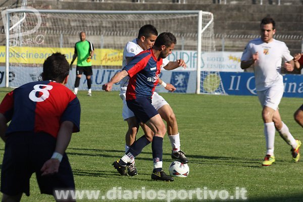 Roberto Sini ruba palla a Fabiano Aliotta