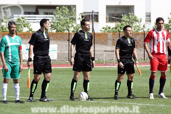 L’arbitro Pezzuto con i capitani Falciani e Usai