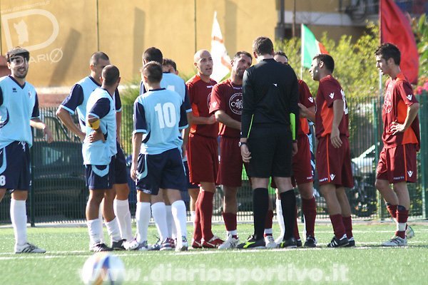 I giocatori del Sant'Antioco protestano all'indirizzo dell'arbitro di gara