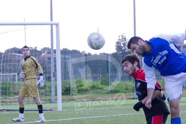 Abbasanta-Fonni-1-0 Masia festeggia Pinna dopo il gol Carta anticipa Pinna