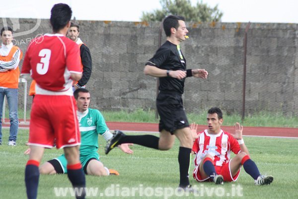Stocchino atterrato in area da Fanni per l'arbitro Pezzuto è punizione Stocchino atterrato in area da Fanni per l'arbitro Pezzuto è punizione