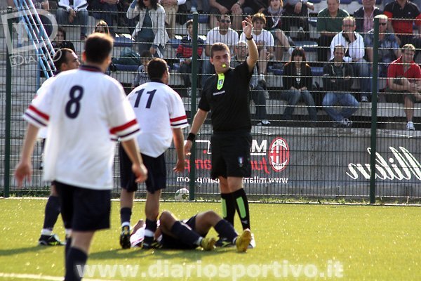 Fabrizio Caval a terra, l'arbitro Spano autorizza i soccorsi