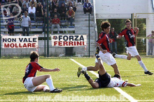 Stefano Murreli a terra dopo il fallo di Stefano Biggio 