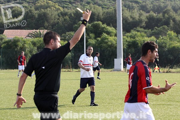 L’arbitro Spano ammonisce Gianluca Ennas