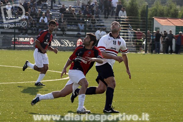 Mattia Rais insegue la palla con Luca Podda