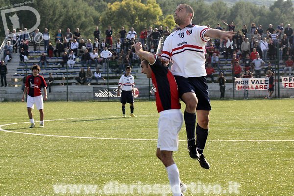 Luca Podda in elevazione su Mario Ennas