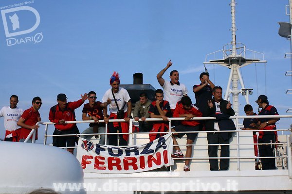La festa in traghetto dei giocatori della Ferrini