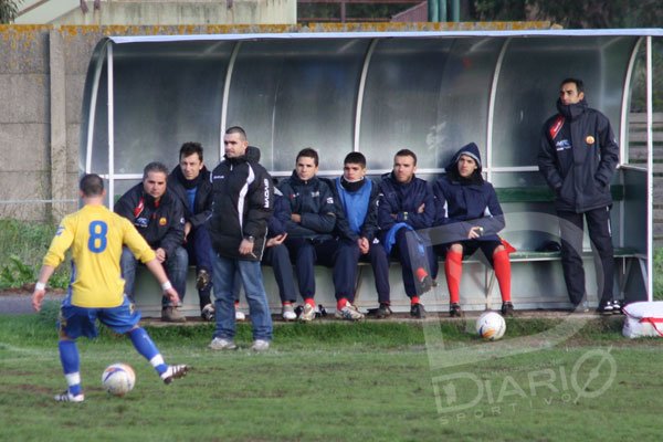 Derudas calcia sotto gli occhi di Onida Derudas calcia sotto gli occhi di Onida