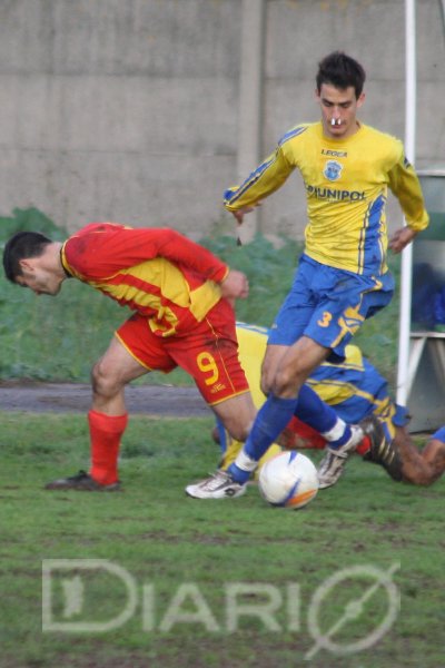 Satta porta via la palla a Ferraro