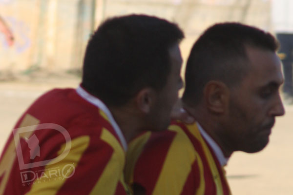 Su Planu-Loceri 2-2 Palmas bacchetta Luca Mameli dopo il gol...e l'esultanza di protesta