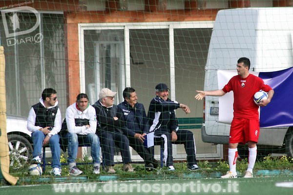 Cristian Dessì distratto dalla presenza di Lopez e Cossu Cristian Dessì distratto dalla presenza di Lopez e Cossu