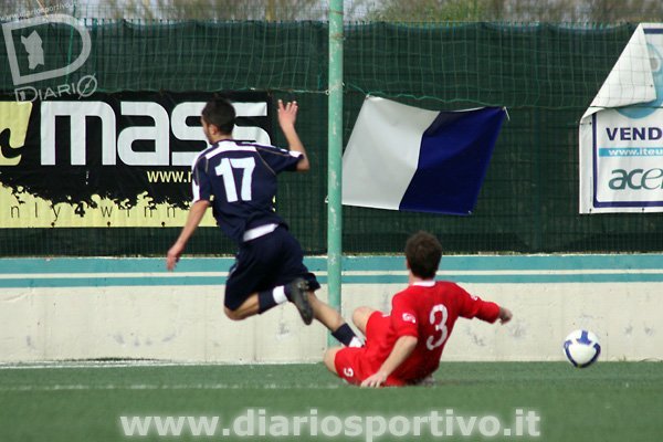 Marco Lantieri in scivolata su Mauro Sabiu
