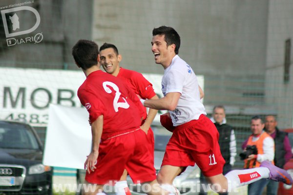 Frongia e Mascia esultano con Ibba dopo il gol del 2-0 Frongia e Mascia esultano con Ibba dopo il gol del 2-0