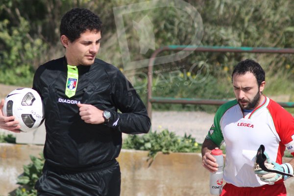 L'arbitro Giovanni Meloni entra in campo
