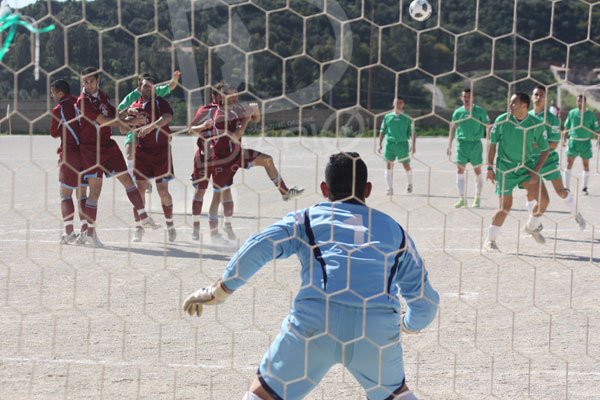 Matta sorveglia sulla punizione di Pusceddu 
