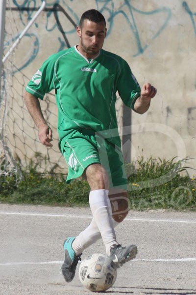 Salvatore Santus controlla d'esterno